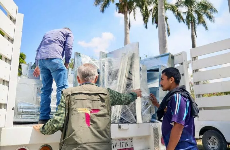 Entrega SEBIEN estufas y tinacos en Xicoténcatl