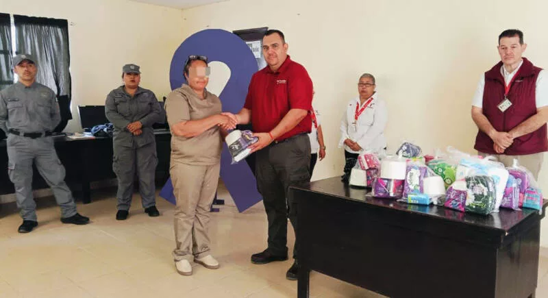 Refuerzan reinserción social con entrega de kits de higiene a mujeres en CEDES Reynosa