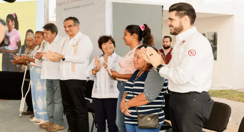 Atestigua alcalde Beto Granados entrega de vivienda en El Mezquital