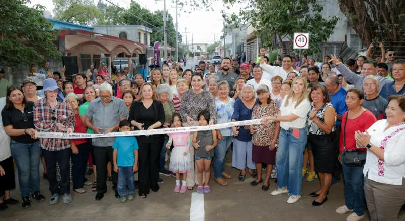 Inaugura Mónica Villarreal décima calle en una semana