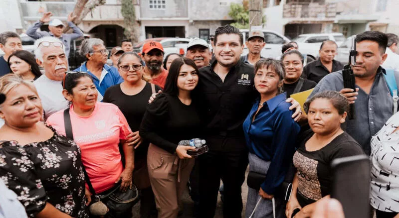 Beto Granados atiende a vecinos de la Villa Española