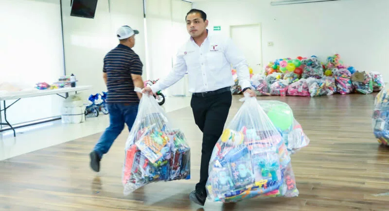 Entrega secretario general de Gobierno donativos de la colecta DIFTON 2026 en vísperas del Día de la Niña y el Niño