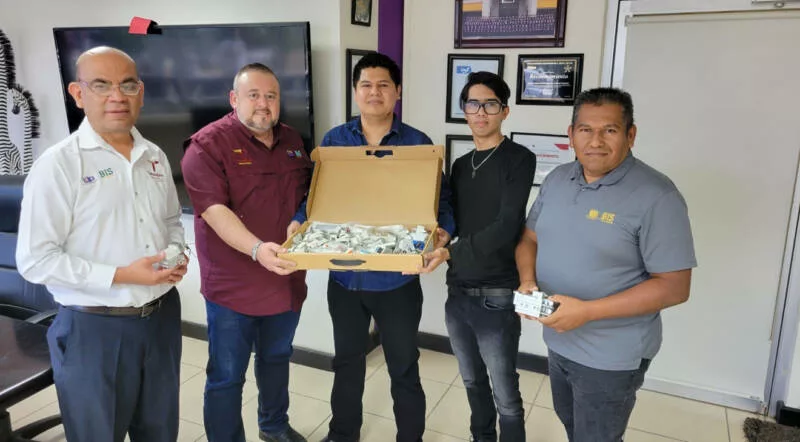 Contribuyen egresados de la UPV a la formación técnica mediante donación de material electroneumático