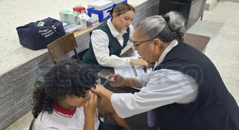 Refuerzan vacunación contra sarampión en el sector de la juventud