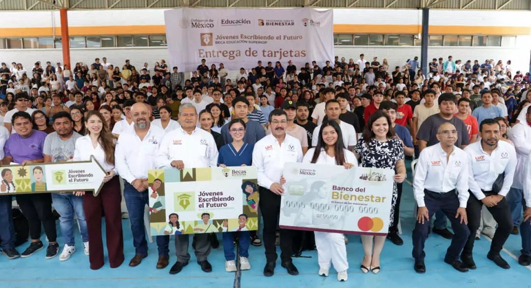 Encabeza el rector Dámaso Anaya entrega de becas a 493 estudiantes de la UAT