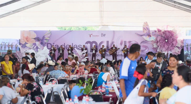 Américo y María celebran a las madres y llevan brigada de servicios a Abasolo