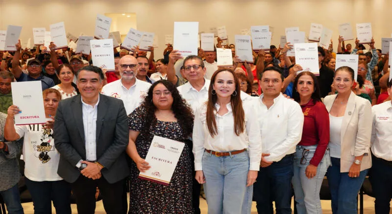 Entrega Alcaldesa Carmen Lilia Canturosas 200 escrituras gratuitas a familias de Nuevo Laredo