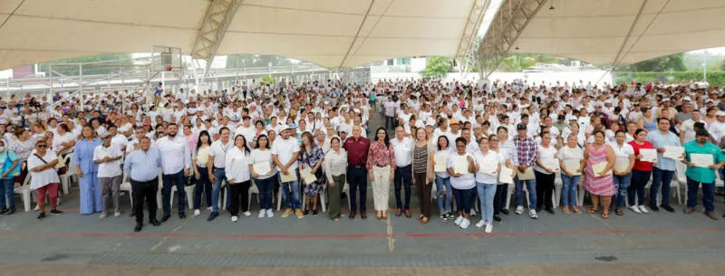 Mónica Villarreal reconoce labor de despicadoras con entrega de certificados de salud