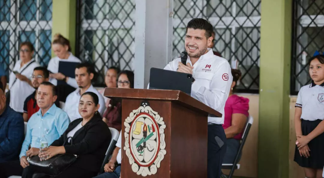 Entrega Alcalde Beto Granados mobiliario para elevar la calidad educativa en Matamoros